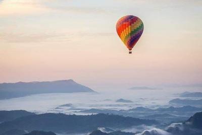 Hot air balloon over Vang Vieng Hot air balloon over Vang Vieng