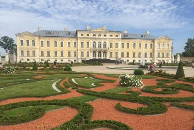 Vilnius to Riga via the Hill of Crosses, Rundale Palace & Bauska 