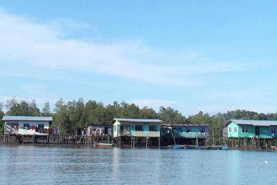 Gayang Trails Fishing Village Crab Catching and Batik Painting fr