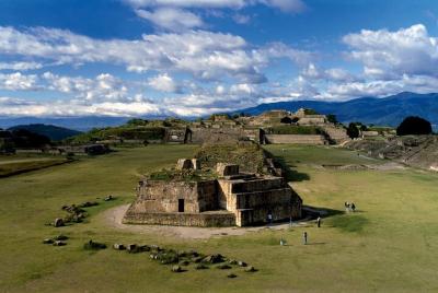 Monte Albán, Arrazola, Cuilapam y San Bartolo Coyotepec. pick up  Monte Albán, Arrazola, Cuilapam y San Bartolo Coyotepec. pick up