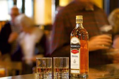 Giant Giant's Causeway and Bushmills distillery and tasting tour from B