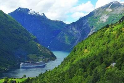 Guided Hop-on Hop-off Tour of Geiranger Highlights