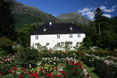 Day tour to Rosendal - incl Hardangerfjord Express cruise Day tour to Rosendal - incl Hardangerfjord Express cruise