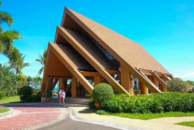 Private Photo Session with a Local Photographer in Lapu-Lapu Private Photo Session with a Local Photographer in Lapu-Lapu
