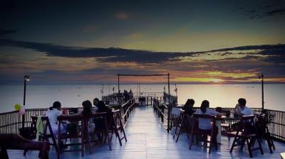Sunset Dinner on Tonle Sap Lake with a Floating Village Tour Sunset Dinner on Tonle Sap Lake with a Floating Village Tour