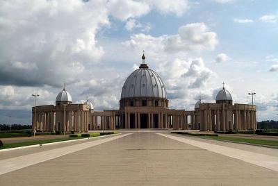 Yamoussoukro - Largest Cathedral in the World (Francais or Englis Yamoussoukro - Largest Cathedral in the World (Francais or Englis