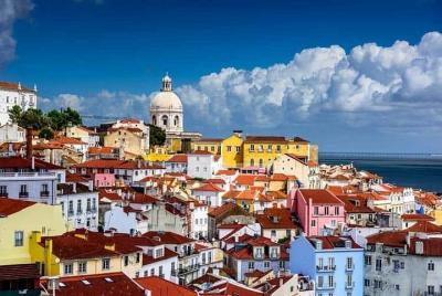Discover the charm of the Historic Part of Lisbon aboard the Pink