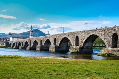 Green Wine Region Tour: Wine Tastings & Lunch Green Wine Region Tour: Wine Tastings & Lunch
